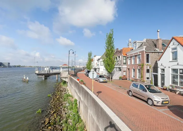 De Kapiteinshut aan rivier, scheepsornamenten, XL ligbad en sauna