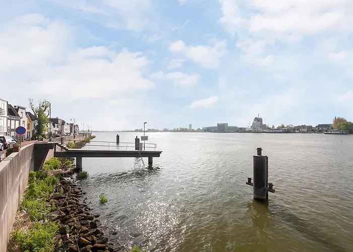 De Kapiteinshut aan rivier, scheepsornamenten, XL ligbad en sauna