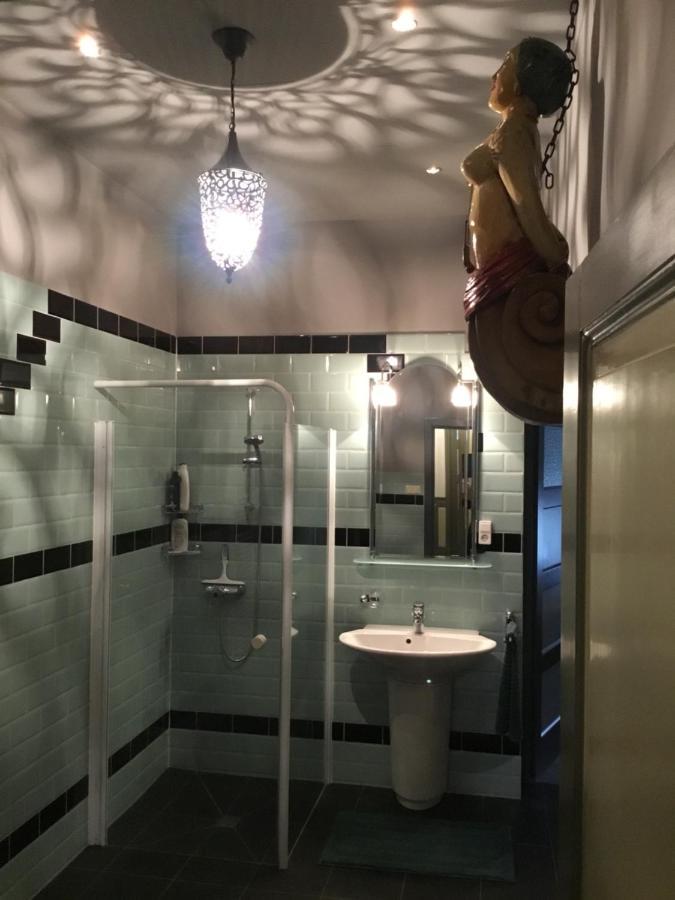 De Kapiteinshut Aan De Rivier Met Xl Ligbad En Sauna