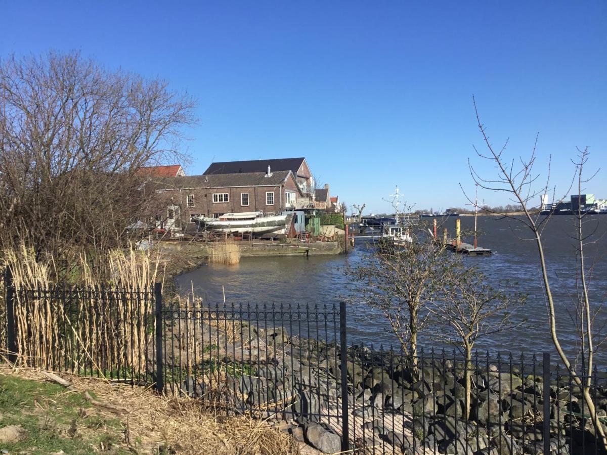 De Kapiteinshut Aan De Rivier Met Xl Ligbad En Sauna * Lekkerkerk