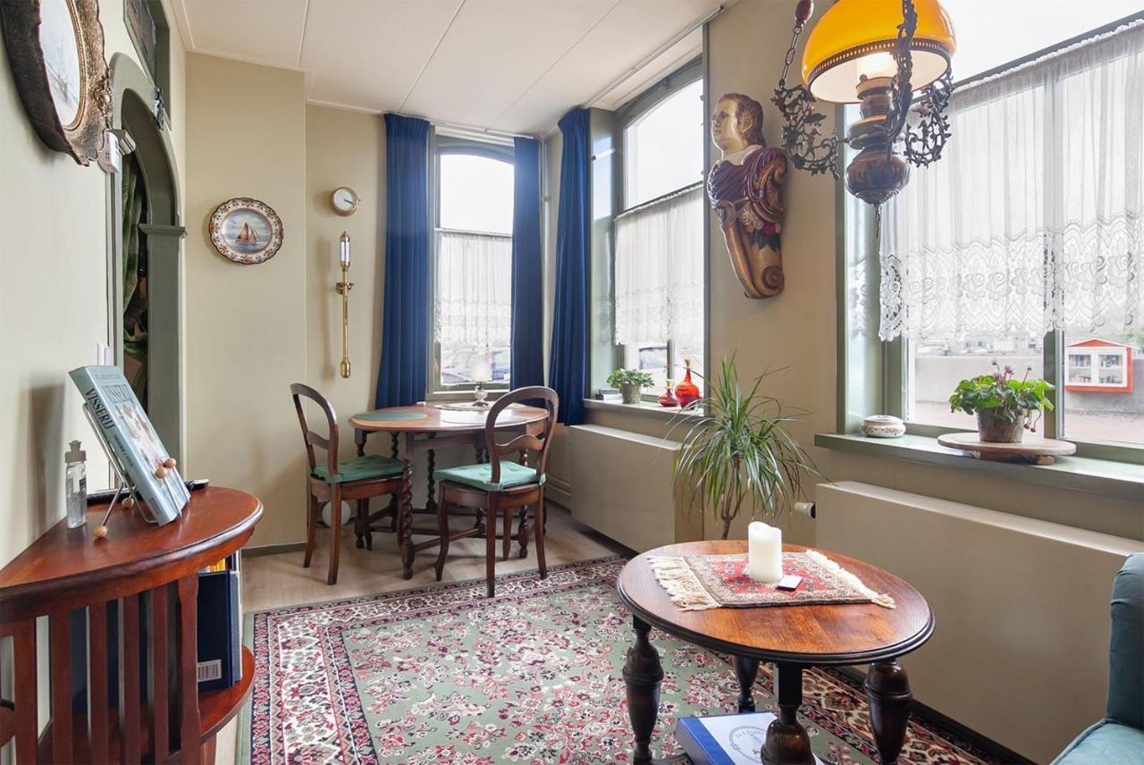De Kapiteinshut Aan De Rivier Met Xl Ligbad En Sauna Apartment Lekkerkerk