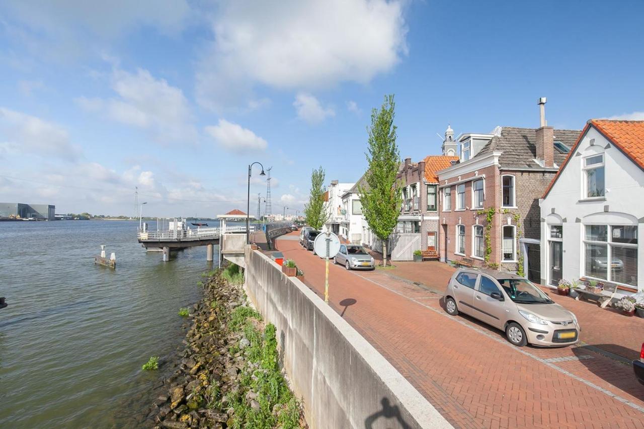 De Kapiteinshut Aan De Rivier Met Xl Ligbad En Sauna Lekkerkerk